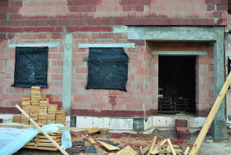 Zabezpieczenie domu w stanie surowym otwartym sprawi, że budynek przetrwa najgroźniejsze mrozy, a wiosną budowa domu będzie mogła być kontynuowana Zabezpieczenie domu w stanie surowym otwartym sprawi, że budynek przetrwa najgroźniejsze mrozy, a wiosną budowa domu będzie mogła być kontynuowana