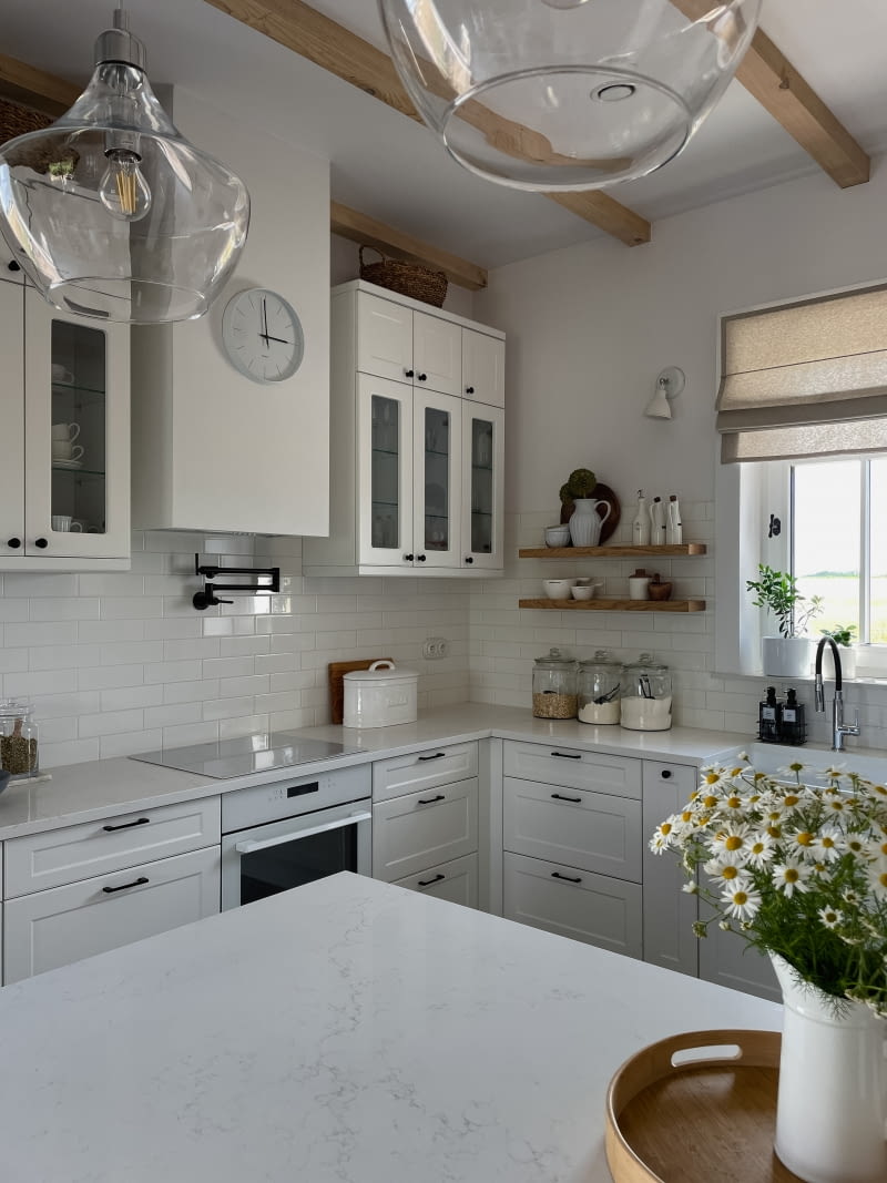 Kuchnia w stylu retro to pomieszczenie eklektyczne, co oznacza, że poszczególne elementy wyposażenia mogą pochodzić z różnych epok – jest tu też miejsce na nowoczesne w formie baterie.