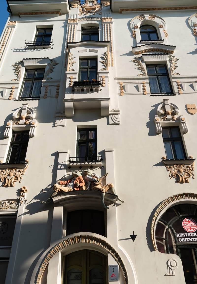 Kamienica Pod Żabami zawdzięcza swój przydomek jedynej w swoim rodzaju bramie wejściowej, zwieńczonej rzeźbiarskim duetem żab umieszczonym nad portalem