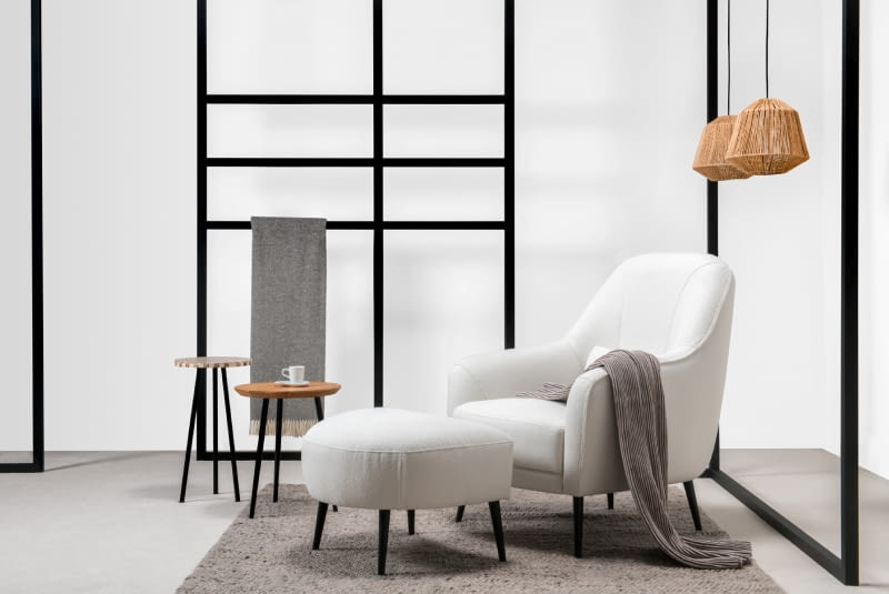 Fotel Rosmarino łączy biel z odrobiną czerni. To kontrastowe zestawienie ożywia jasne wnętrze. Fotel Rosmarino łączy biel z odrobiną czerni. To kontrastowe zestawienie ożywia jasne wnętrze.