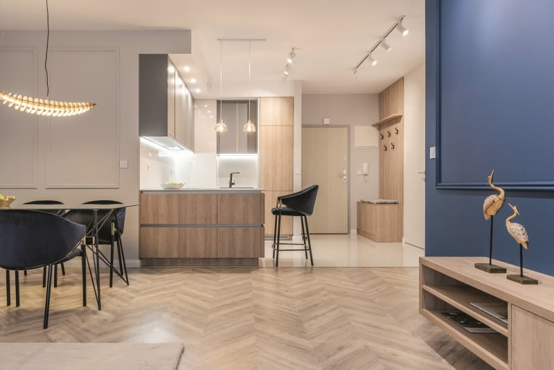 Dekory w jodełkę wnoszą do pomieszczenia design klasycznego parkietu. Jasne wybarwienie dodaje wnętrzu przestronności i pięknie łączy się z naturalną kolorystyką pozostałych elementów. NatureSense.