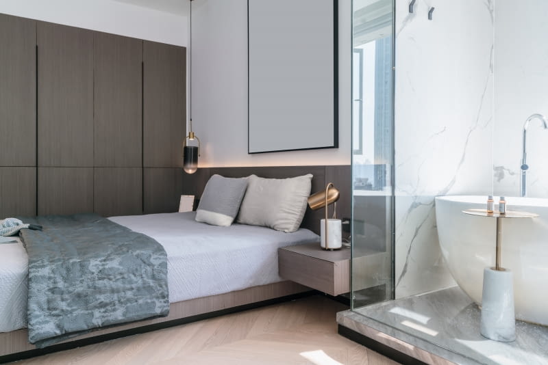 Przestronne mieszkanie z wanną w sypialni