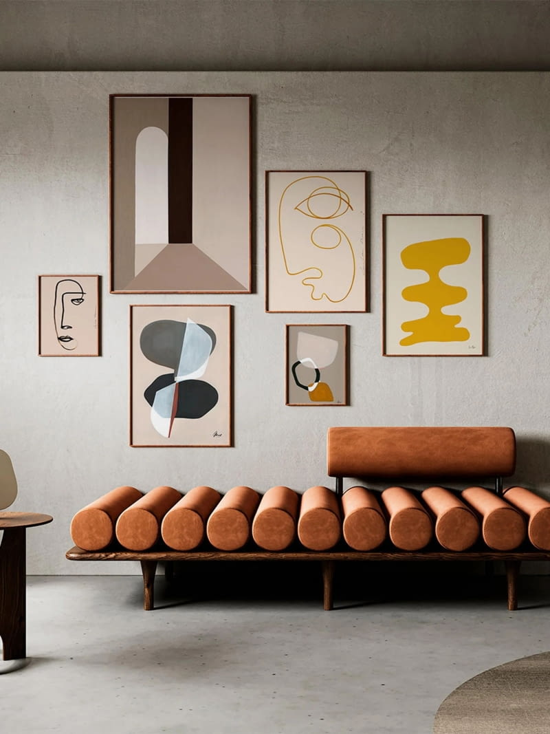 Nowoczesne wnętrza lubią abstrakcyjne obrazy, zwłaszcza gdy zestawia się je w różnych formatach i w pozornie swobodny sposób.