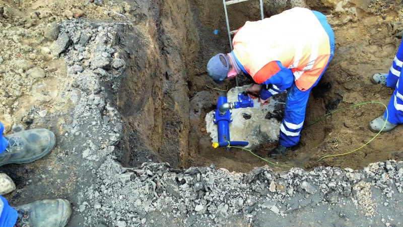 Zgodnie z przepisami za budowę i utrzymanie urządzeń wodociągowych oraz całej sieci odpowiada przedsiębiorstwo zaopatrujące dany teren w wodę