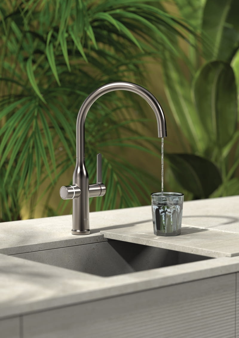 Bateria z systemem dotykowym do wody filtrowanej eliminuje znaczną część bakterii i zanieczyszczeń, zmienia wodę z sieci w świeżo przefiltrowaną, która natychmiast zyskuje dobry smak.