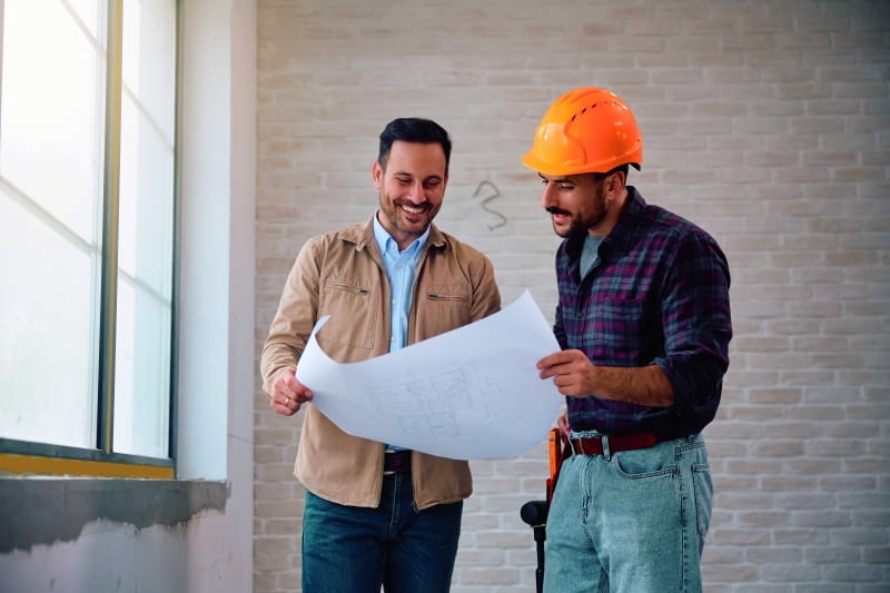 Umowa o roboty budowlane z wykonawcą powinna być spisana jeszcze przed rozpoczęciem prac budowlanych czy wykończeniowych. Taka umowa powinna określać zakres robót oraz ich kosztorys
