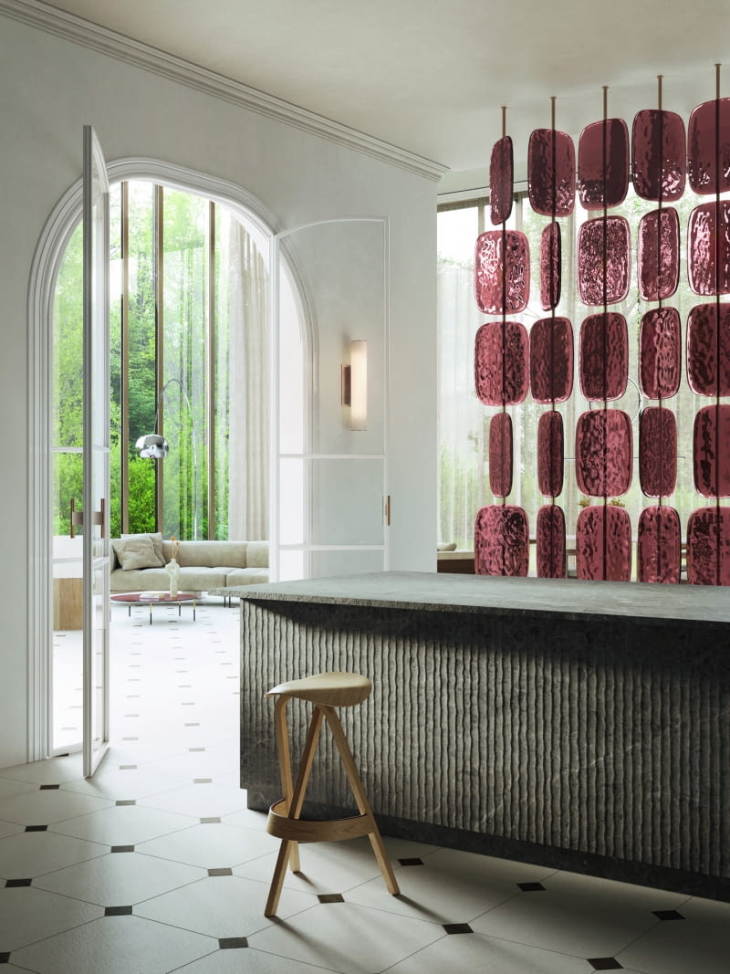 Umieszczone na metalowych prętach kafle to nietypowa ozdoba, która odwraca uwagę od tego, co dzieje się w kuchni.