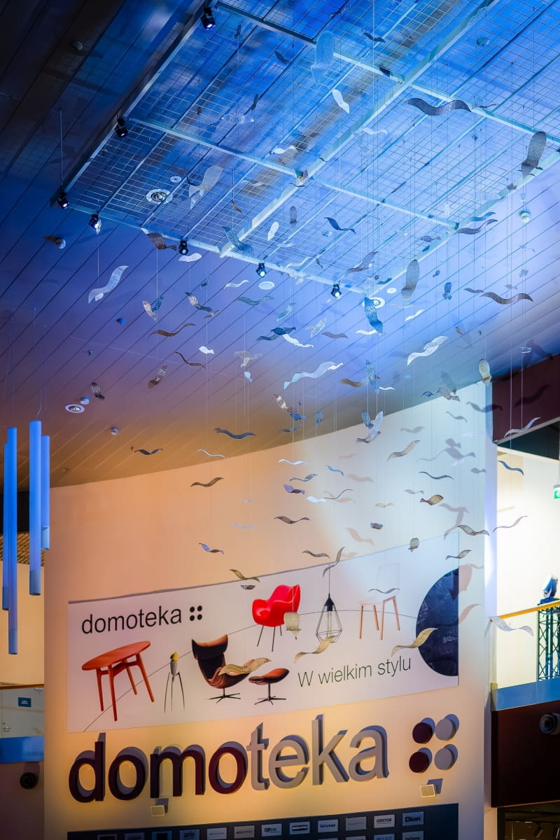 Szklana instalacja Edyty Barańskiej redefiniuje przestrzeń DOMOTEKI