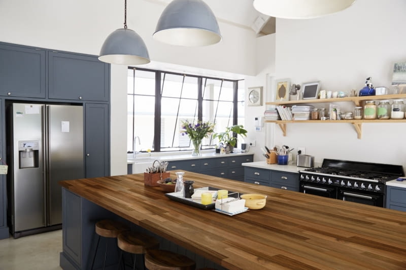 Półki w kuchni zamiast szafek wiszących