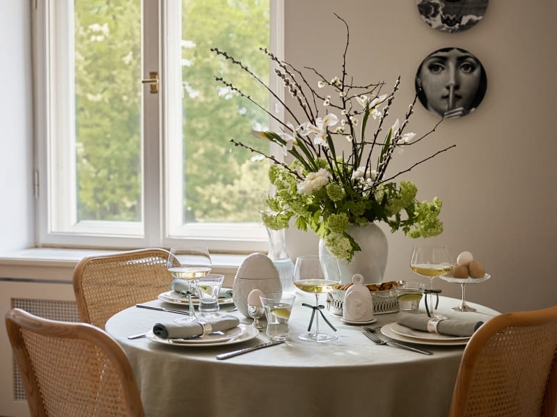 Miłośnikom białych, beżowych lub jasnoszarych aranżacji polecamy ożywienie ich zielonymi gałązkami ułożonymi w wazonie.