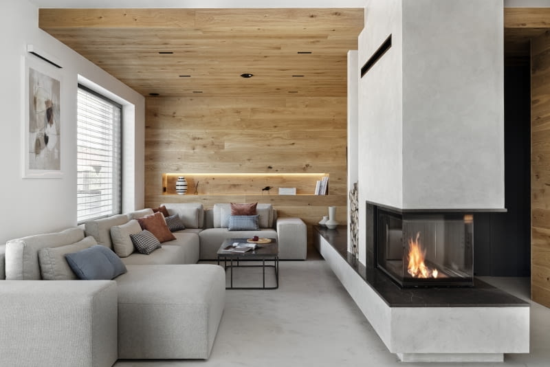 Poszczególne pomieszczenia domu łączy ta sama atmosfera osiągnięta dzięki wspólnej kolorystyce, materiałom wykończeniowym i detalom. Jest to choćby dębina we wnękach białych mebli, wyoblenia narożników mebli wolno stojących i tych do zabudowy, czy podkreślone oświetleniem LED-owym krawędzie wnęk, półek, sufitów.