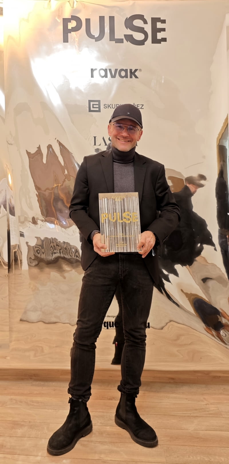 Robert Konieczny ze statuetką Pulse Awards 2025