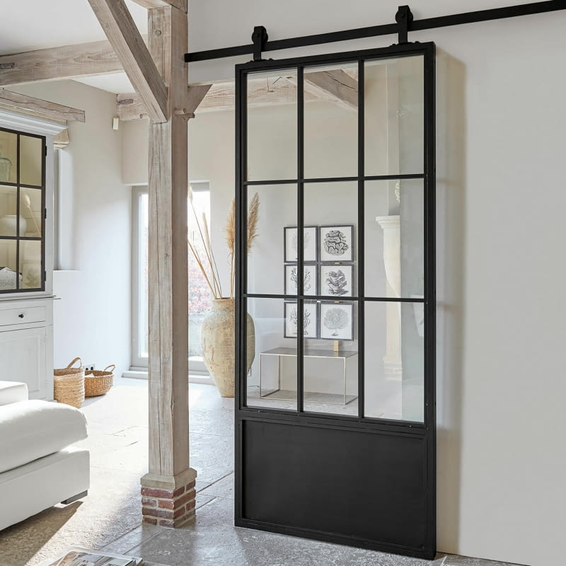 Eleganckie drzwi przesuwne Luisant z żelazną szyną pomogą na nowo podzielić przestrzeń – na przykład oddzielając garderobę od sypialni czy kuchnię ze zlewem od stołu jadalnego albo wyodrębniając różne strefy w dużym salonie.