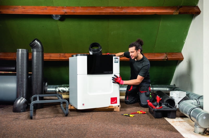 Montażem centralnego układu wentylacji mechanicznej z rekuperacją w starym domu najlepiej zająć się w trakcie jego termomoderniza - cji. Należy przy tym zwracać szczególną uwagę na istniejące już instalacje wewnętrzne