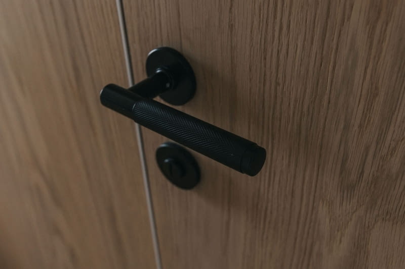 Światło, drewno i zieleń: współczesny azyl w sercu Jeżyc Światło, drewno i zieleń: współczesny azyl w sercu Jeżyc