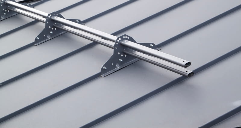 Zabezpieczenia przeciwśniegowe chronią dach, orynnowanie i inne elementy budynku przed uszkodzeniami, które mogłyby powstać w wyniku nagłego zsuwania się śniegu