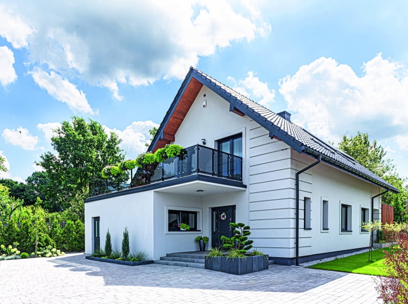 Pomysłów na piękną elewację jest wiele. Popularnością cieszą się systemy ocieplania ścian  zewnętrznych, w których od razu uwzględniony jest tynk cienkowarstwowy