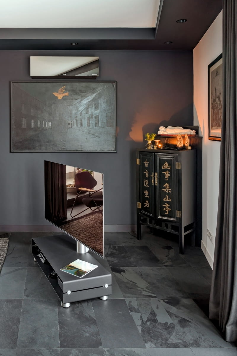 Mieszkanie nie ma typowego, symetrycznego rozkładu. W salonie, w części wypoczynkowej jest kąt ostry, który utrudniał umiejscowienie telewizora. Finalnie Marta Kwiecień-Dąbska – projektantka i właścicielka w jednej osobie, zdecydowała się na ustawienie go z dala od ścian, na środku, robiąc w podłodze wszystkie potrzebne wyprowadzenia przewodów. Telewizor można obejść dookoła.