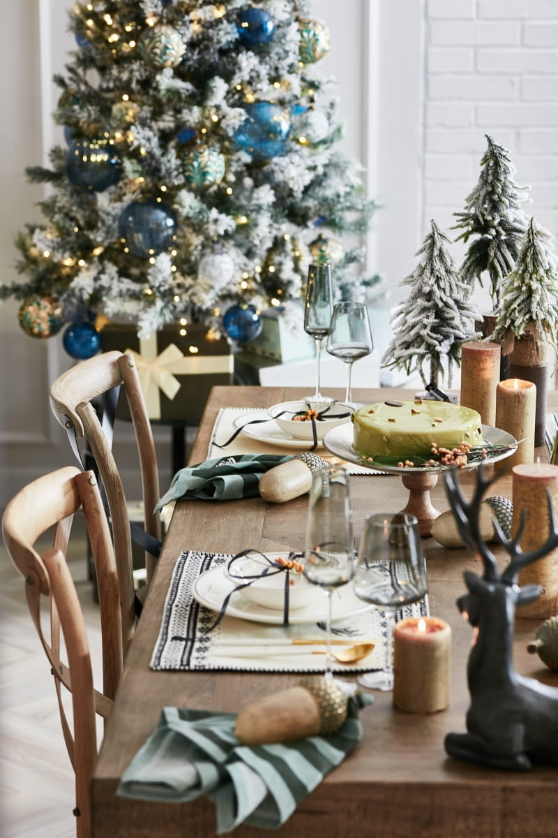 Kilka drobiazgów może poprawić wygląd świątecznego stołu – świece, gałązki z owocami przyniesione z ogrodu czy figurki zwierząt lub żołędzi.