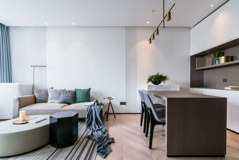 Przestronne mieszkanie z wanną w sypialni