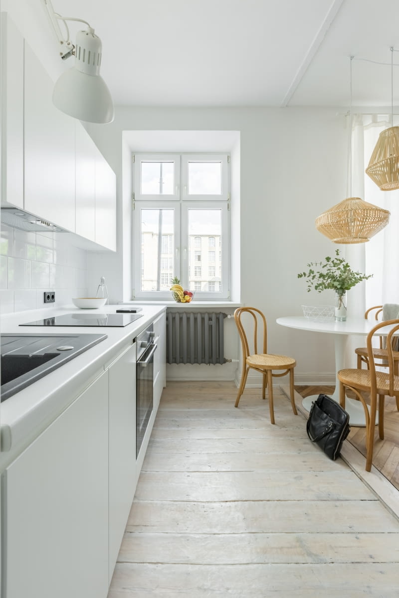 Białe mieszkanie w stylu skandynawskim