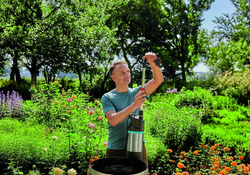 Wodę deszczową, szczególnie tę, która spływa z dachu domu, możemy w łatwy sposób gromadzić i wykorzystywać w ogrodzie do podlewania roślin