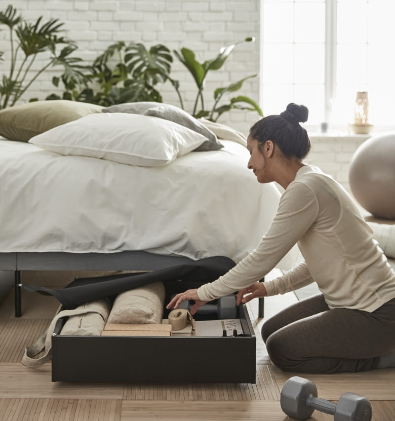 Często treningi wymagają różnych akcesoriów, które trzeba gdzieś przechowywać. Jeśli nie masz wolnego miejsca w szafie, możesz wykorzystać pojemnik wsuwany pod łóżko. Często treningi wymagają różnych akcesoriów, które trzeba gdzieś przechowywać. Jeśli nie masz wolnego miejsca w szafie, możesz wykorzystać pojemnik wsuwany pod łóżko.