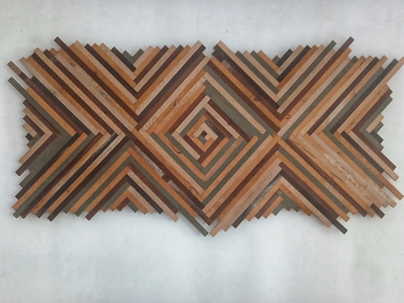 Dekoracja ścienna z kawałków drewna z odzysku.