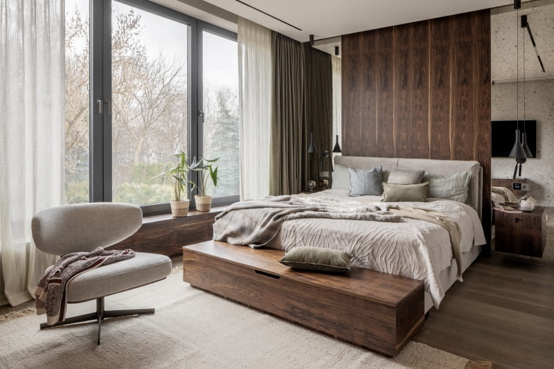 Dobrze dobrana ciemna ściana potrafi dodać wnętrzu elegancji i stworzyć w pomieszczeniu wrażenie większej głębi. Ważne są proporcje – spokojna baza i jeden mocniejszy akcent.