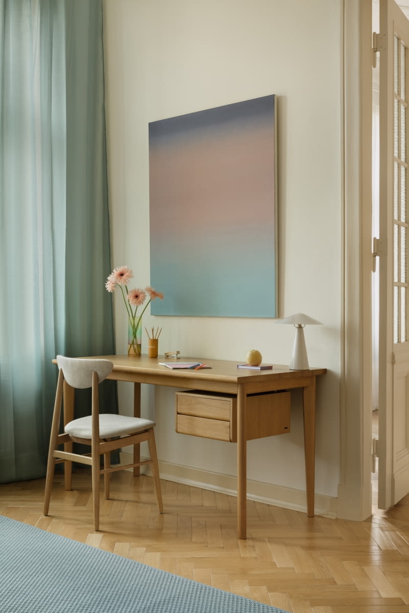 Krzesło Musa, beżowa tapicerka w połączeniu z naturalnym dębem nadaje mu skandynawski charakter, 1399 zł.