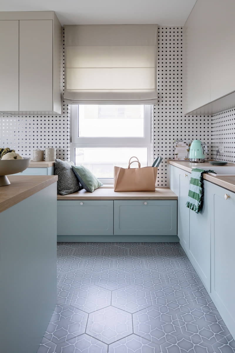 Z podokiennego siedziska w kuchni często korzysta kilkuletnia Amelka. Codziennie ćwiczy samodzielność, sięgając stąd do szafek po potrzebne jej naczynia i towarzyszy mamie w przygotowywaniu posiłków. Jest to też świetne miejsce na odłożenie zakupów i krótki odpoczynek. Poduszki pochodzą z BoConcept, a skórzana torba z Zara Home. Z podokiennego siedziska w kuchni często korzysta kilkuletnia Amelka. Codziennie ćwiczy samodzielność, sięgając stąd do szafek po potrzebne jej naczynia i towarzyszy mamie w przygotowywaniu posiłków. Jest to też świetne miejsce na odłożenie zakupów i krótki odpoczynek. Poduszki pochodzą z BoConcept, a skórzana torba z Zara Home.