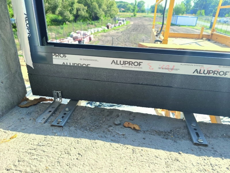 Okno montuje się w otworze za pomocą dybli lub kotew oraz wsporników czy konsoli, pilnując jego odpowiedniego ustawienia Okno montuje się w otworze za pomocą dybli lub kotew oraz wsporników czy konsoli, pilnując jego odpowiedniego ustawienia