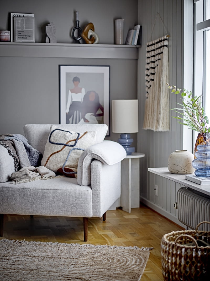 Płytka półka na dekoracje malowana w kolorze ściany to prosty sposób na jej urozmaicenie.