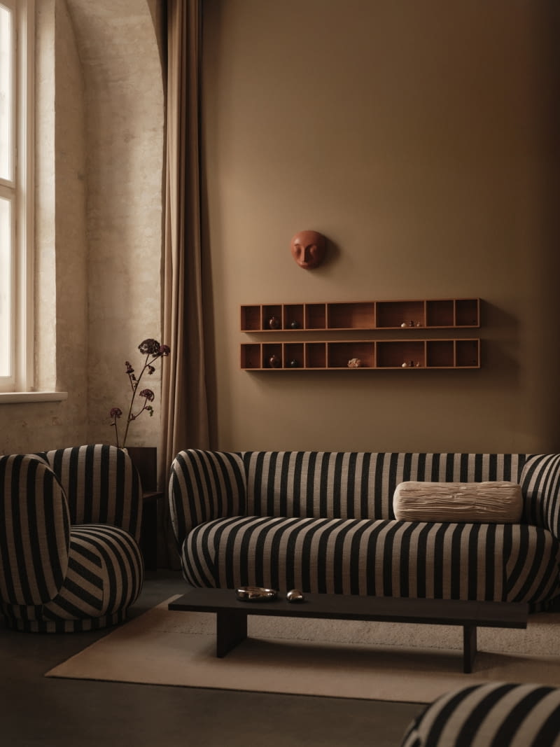 Idealne rozwiązanie, jeśli chcesz wyeksponować drobne pamiątki lub kolekcję ceramiki w sposób uporządkowany, a jednocześnie lekki wizualnie – zamiast wypełniać każdą przegródkę półki, wybierz kilka drobnych przedmiotów, co pozwoli każdemu z nich wybrzmieć i przyciągnąć wzrok.