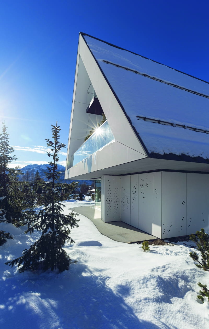 Wyjście na taras od strony strefy SPA (na dole) i salonu (na piętrze). Zimą wszystko tonie tu w pięknej puchowej scenerii... Wyjście na taras od strony strefy SPA (na dole) i salonu (na piętrze). Zimą wszystko tonie tu w pięknej puchowej scenerii...