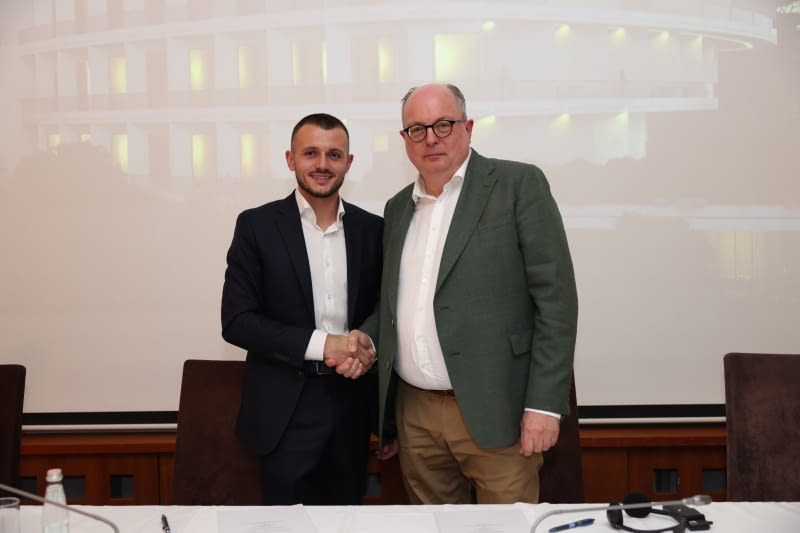Od lewej - Shqiprim Jakupi, General Director of ULK Invest shpk - i Frank Reul, VP Development Accor PME Eastern Europe, Balkans, Italy, Greece Od lewej - Shqiprim Jakupi, General Director of ULK Invest shpk - i Frank Reul, VP Development Accor PME Eastern Europe, Balkans, Italy, Greece