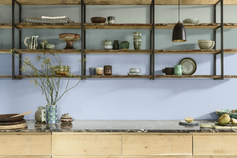 Półki w kuchni zamiast szafek wiszących