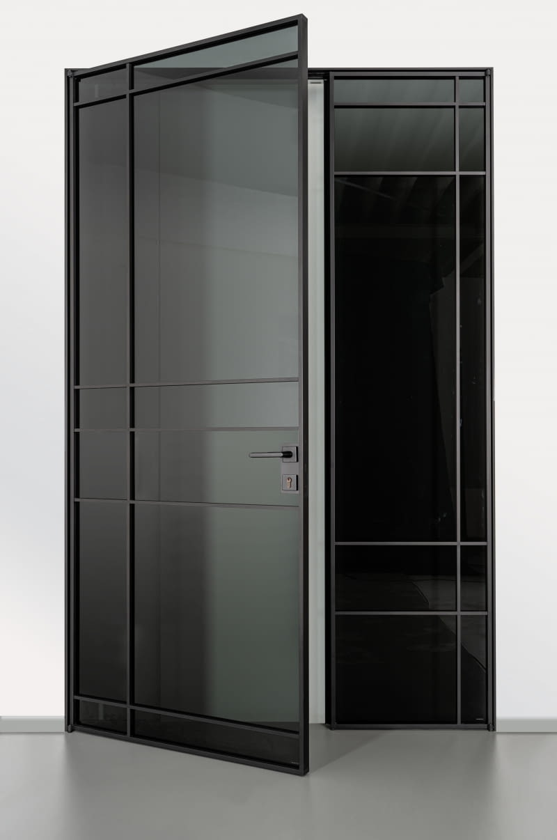 Dostawka boczna nie tylko dodaje uroku drzwiom, ale również pozwala na poszerzenie wejścia w razie konieczności.