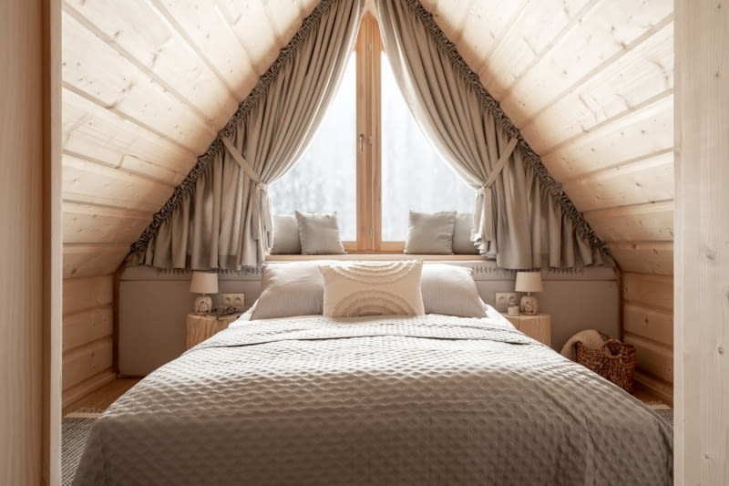 Łóżko przy oknie Łóżko przy oknie