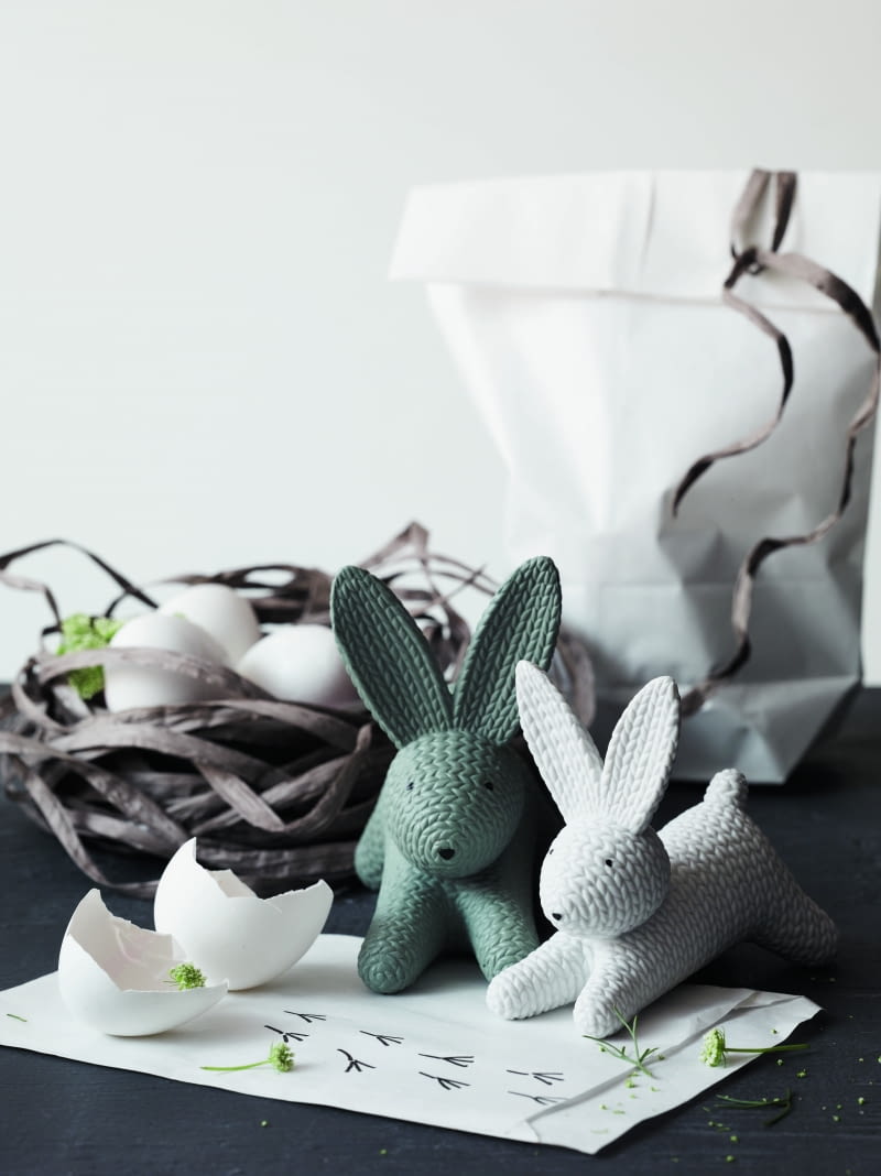 Porcelanowe figurki Rabbits, wyglądające jak wydziergane z włóczki, wprowadzą zabawny akcent na wiosenny stół.