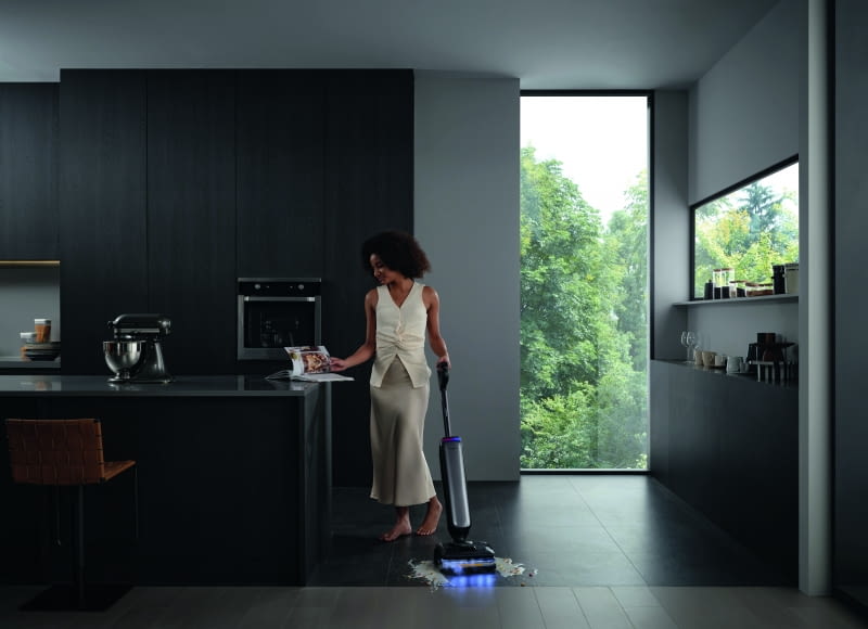 W tym innowacyjnym modelu technologia HyperSteam podgrzewa parę do 160°C, a na wylocie utrzymuje temperaturę powyżej 99°C. Dzięki temu para skutecznie rozpuszcza tłuszcz oraz zaschnięte plamy.; Tineco Floor One S9 Artist Steam Pro.