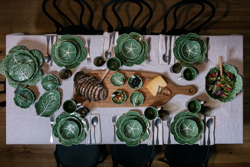 Oryginalna ceramika marki Bordallo Pinheiro to zabawna, a jednocześnie niezwykle efektowna dekoracja stołu.