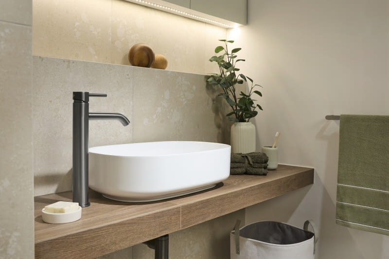 Jak łączyć gun metal z płytkami i meblami?