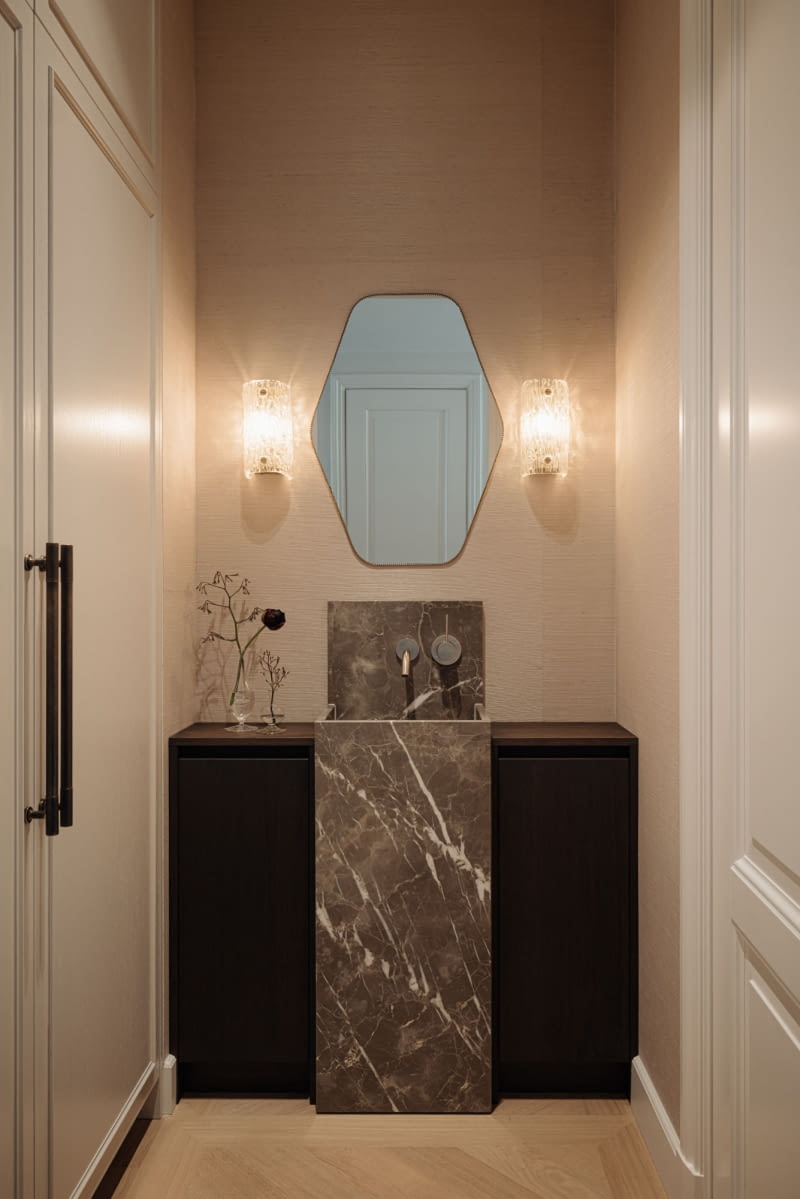 Luksusowy apartament w piwnicy: sypialnia, łazienka i garderoba są połączone przesuwanymi drzwiami. Meta Slim w kolorze szczotkowanej platyny jest tutaj częścią doskonale skomponowanego zestawu.