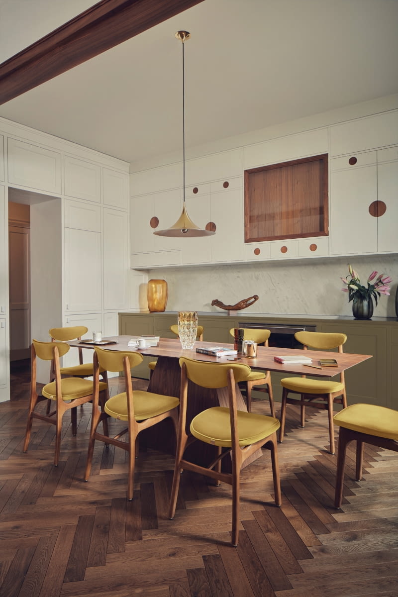 Krzesło 200-190 w tkaninie Shine Velvet Mustard. Zarówno oryginał, jak i reedycja łączy elegancję estetyki art déco z oszczędną formą duńskiego wzornictwa, 1690 zł.