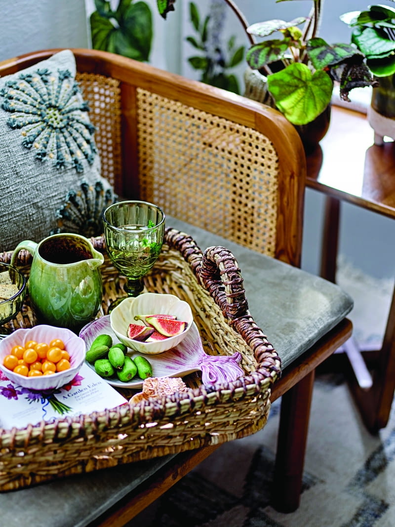 Świeże warzywa i owoce mogą być dekoracją, podobnie jak ścięte kwiaty. Ich urodę warto podkreślić wykorzystując ładną, nietypową zastawę.