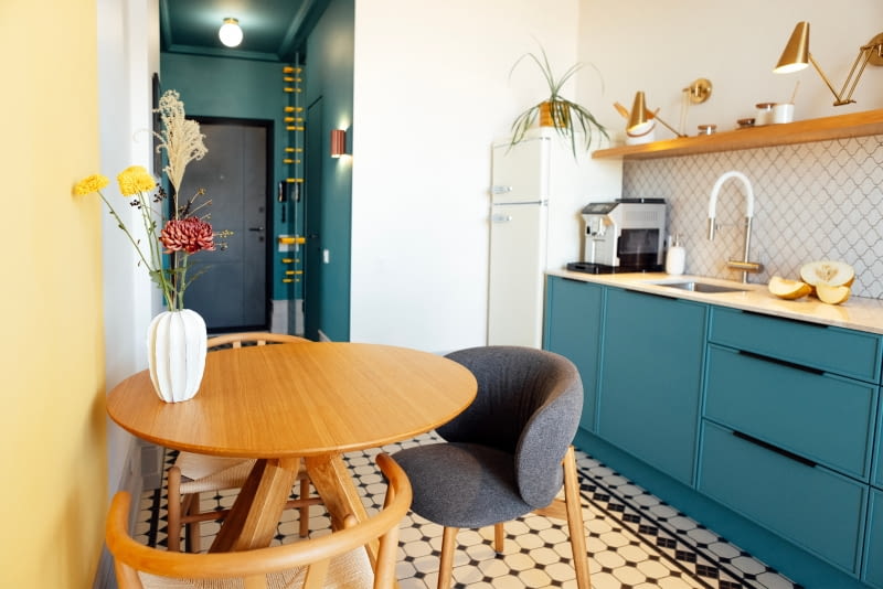 Mieszkanie z żółto-niebieskimi dodatkami