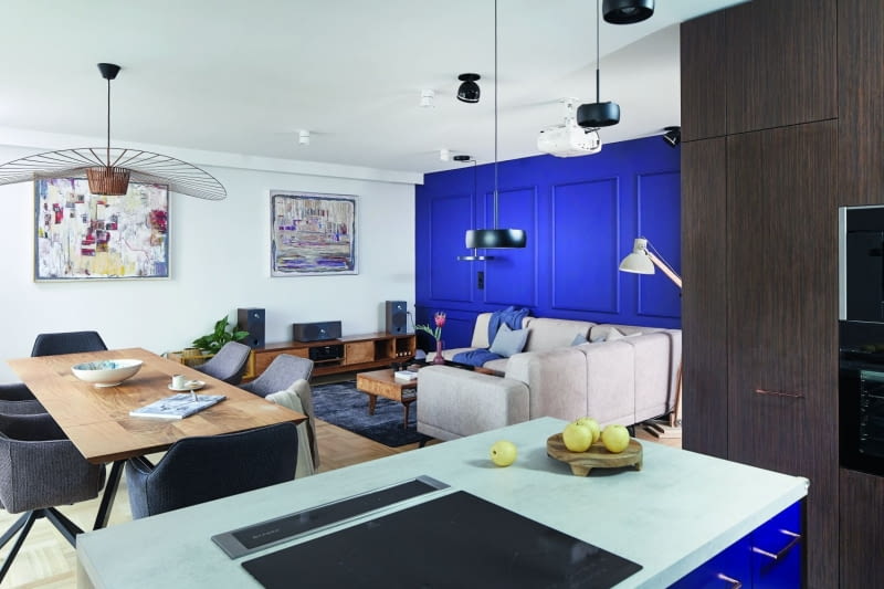 Główne ściany salonu wymagają specjalnej oprawy. Na jednej zagościł intensywny kolor, a na drugiej obrazy Joanny Szczepkowskiej, prywatnie mamy Hanny Konarowskiej-Nowińskiej.