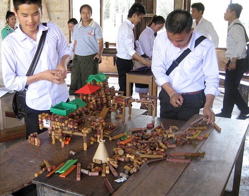 Klocki Lincoln Logs w Laosie