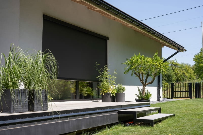 Markizy pionowe FAKRO zapewniają przyjemny chłód i komfort, nawet w najbardziej słoneczne dni.